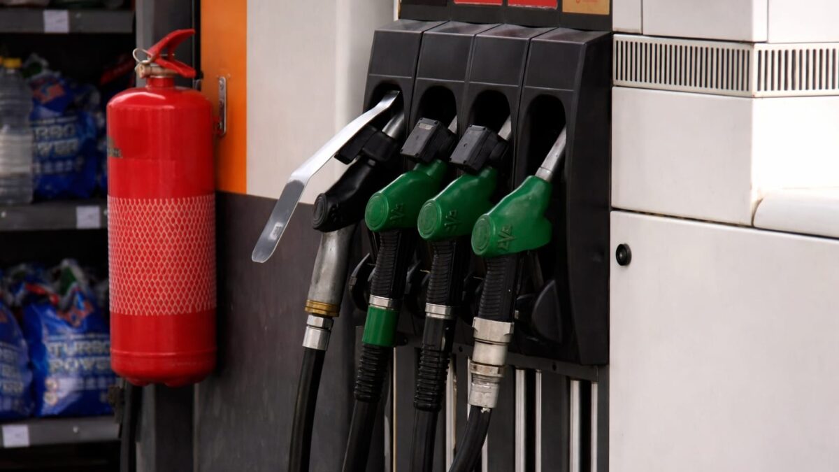 prețul carburanților, România riscă un șoc la pompă, cu prețuri mai mari cu până la 30 de lei pentru un plin