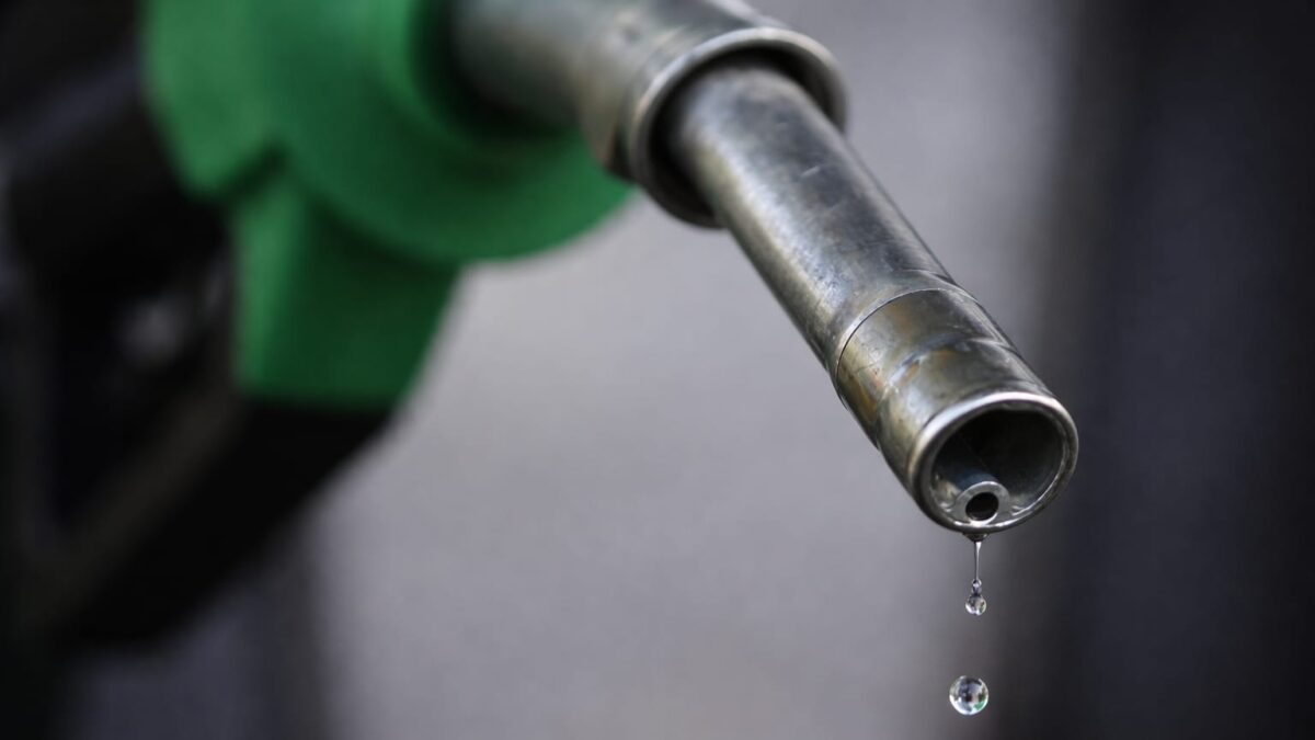 reducere carburanți, Șoferii ar putea plăti mai puțin la pompă, dar bugetul pierde 100 de milioane de lei pe lună