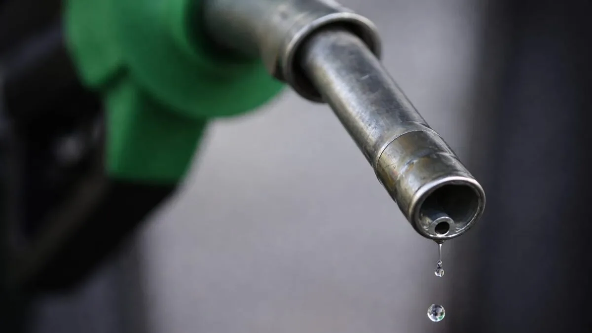 reducere carburanți, Șoferii ar putea plăti mai puțin la pompă, dar bugetul pierde 100 de milioane de lei pe lună