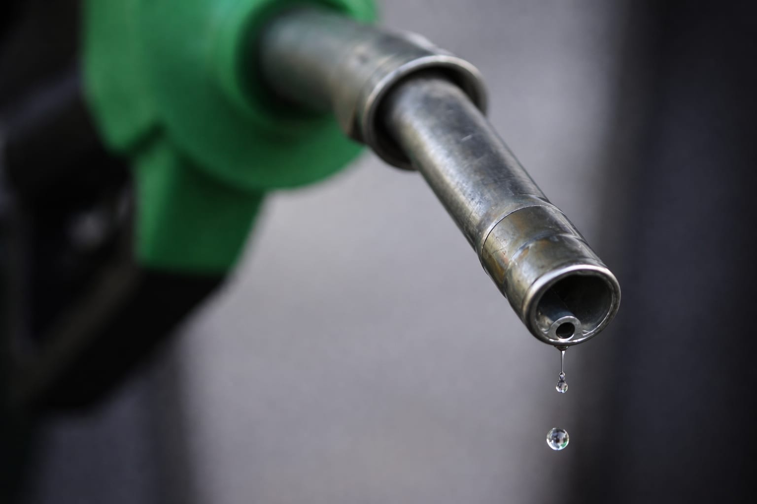Șoferii ar putea plăti mai puțin la pompă, dar bugetul pierde 100 de milioane de lei pe lună