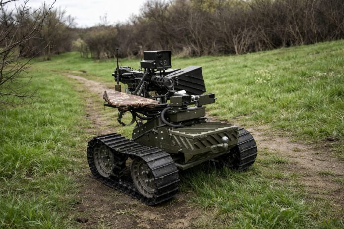 roboți înarmați Ucraina, 16.600 de misiuni într-o lună de vară. Cum au ajuns roboții tereștri să fie duși în luptă de drone