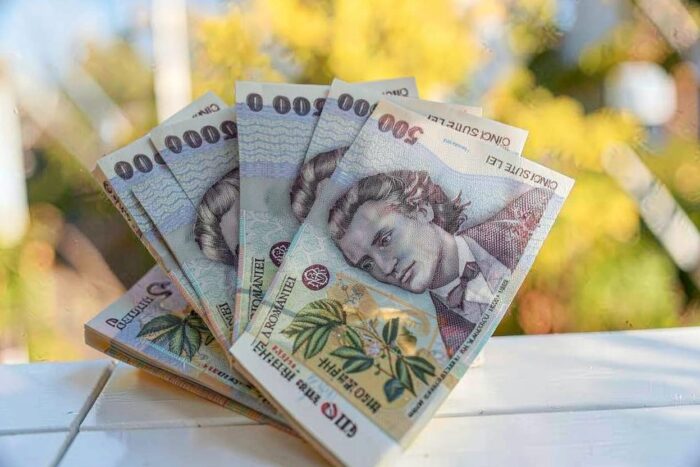 Salariul mediu net a scăzut la 5.684 de lei în mai 2026