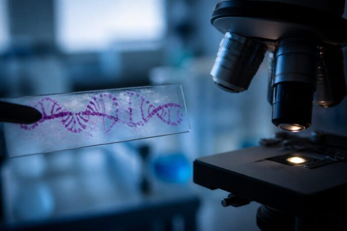 O fetiță de 6 ani a murit în China după o terapie genică experimentală