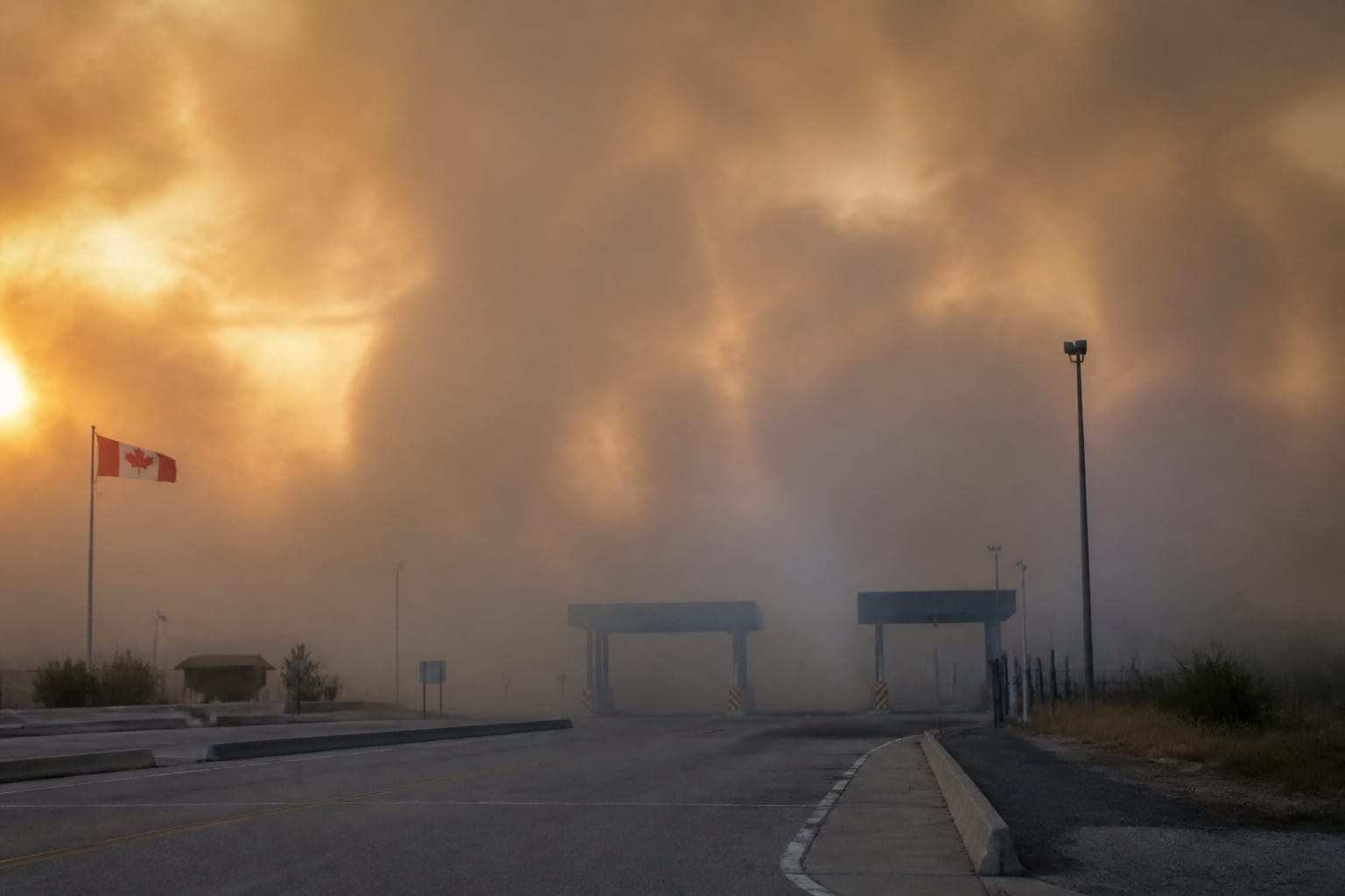 Donald Trump amenință Canada cu taxe vamale din cauza fumului de la incendii