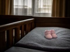 10.000 de euro pentru un bebeluș nenăscut. Cazul din Argeș arată cum statul ratează protecția copiilor