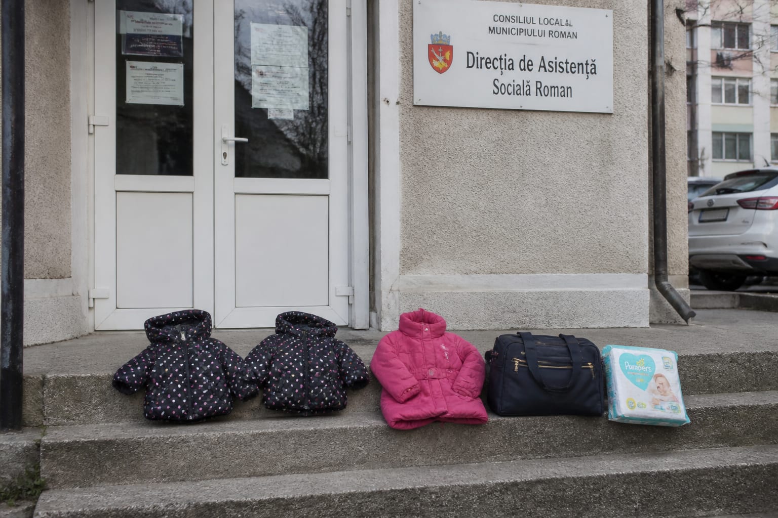 Trei fetițe din Roman au fost abandonate de părinți la Direcția Socială