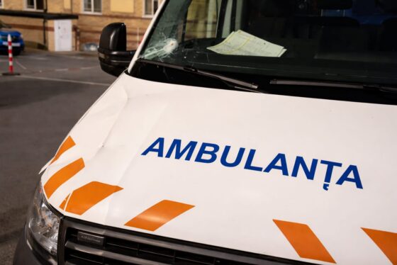 O ambulanță din Cluj, atacată cu bâte și topoare