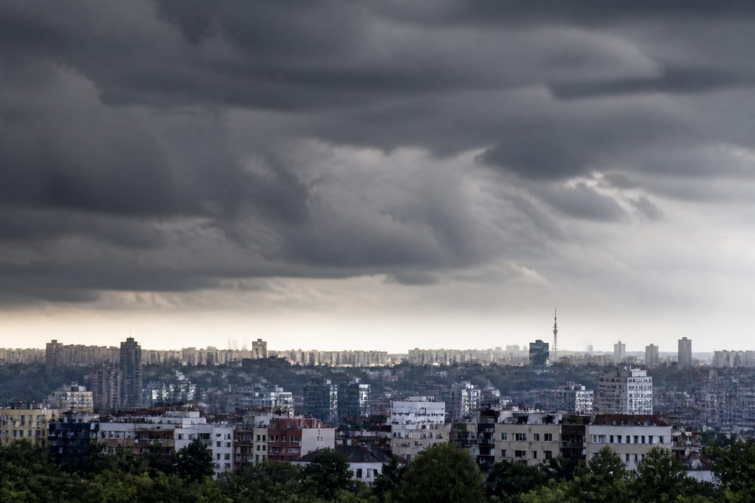 Bucureștiul intră sub Cod Portocaliu de caniculă și vijelii de 60-80 km/h