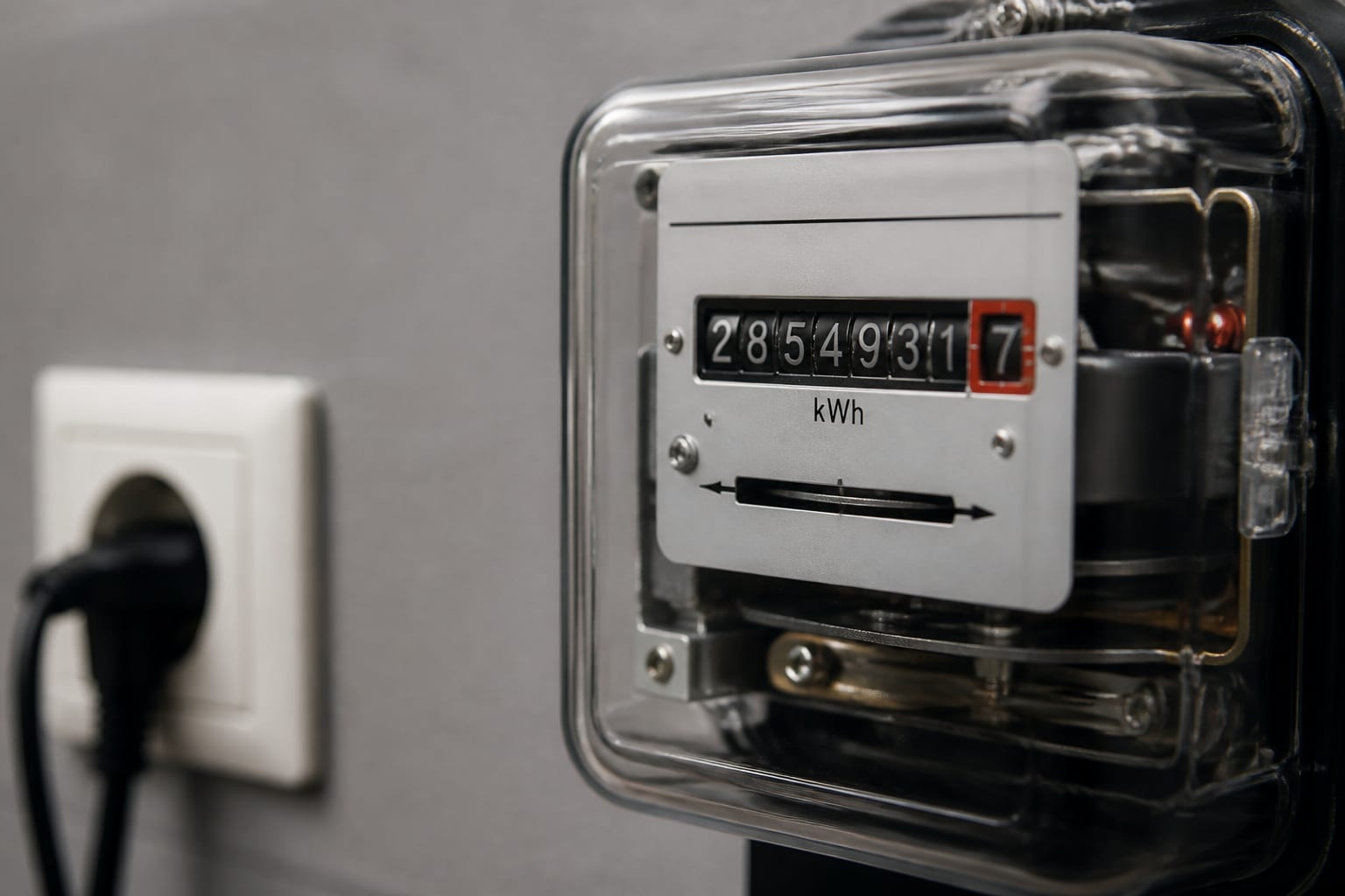 Prețul energiei electrice poate urca la 1,7 lei/kWh din toamnă