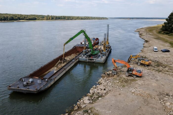Reactorul 2 Cernavodă, Operațiunea de scufundare a barjelor, amânată de curenții de pe Dunăre