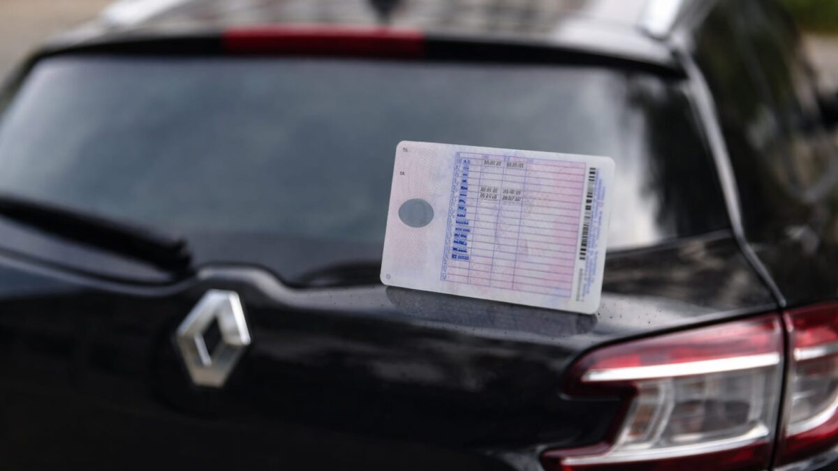 suspendare permis amenzi, Hotărârea de Guvern nr. 530/2026 a fost suspendată. Permisul luat la neplata amenzilor intră în