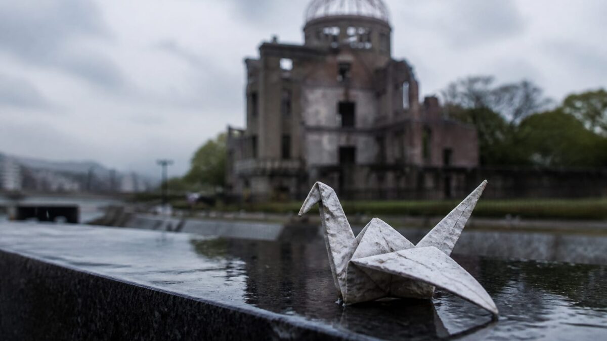 tragedie nucleară, Hiroshima cere renunțarea la descurajarea nucleară, iar reînarmarea câștigă teren în dezbaterea