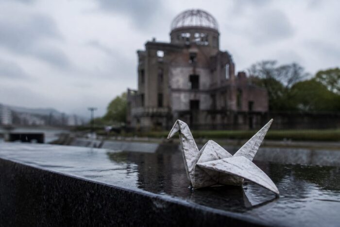 tragedie nucleară, Hiroshima cere renunțarea la descurajarea nucleară, iar reînarmarea câștigă teren în dezbaterea