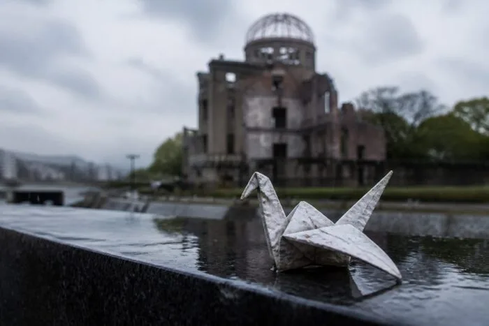 tragedie nucleară, Hiroshima cere renunțarea la descurajarea nucleară, iar reînarmarea câștigă teren în dezbaterea