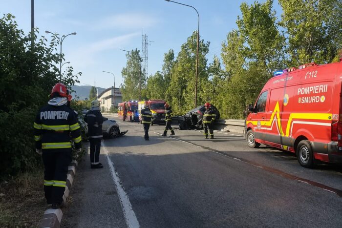Două mașini s-au ciocnit pe DN 6, în fața Gării Orșova. Două victime au ajuns inconștiente la spital