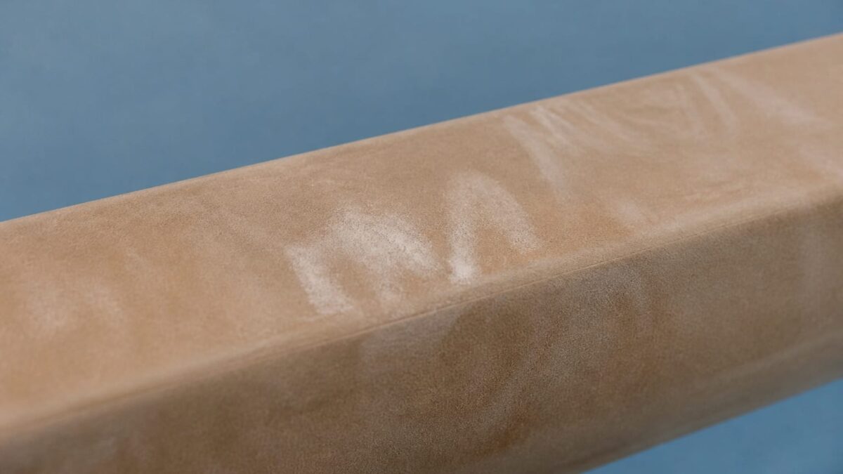Bârna de gimnastică cu urme de magneziu