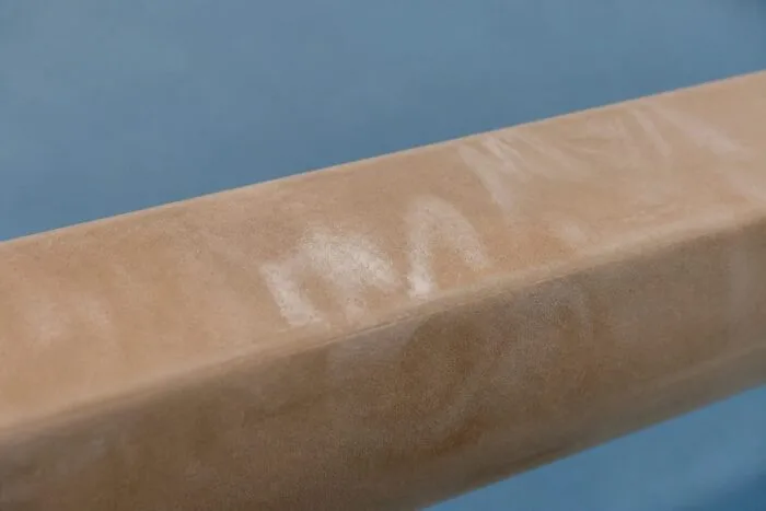 Bârna de gimnastică cu urme de magneziu