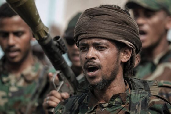 Aproape 50.000 de oameni au fugit din vestul Yemenului după avansul Houthi spre Bab al-Mandab
