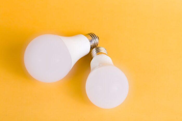 Un LED de 9 W consumă cu 85% mai puțin decât un bec de 60 W. Economia ajunge la aproape 93 kWh anual