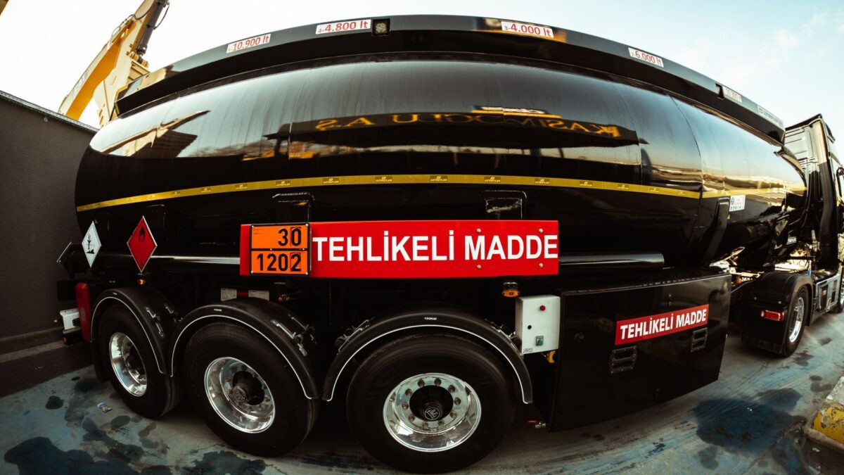 Camion pentru transportul mărfurilor periculoase
