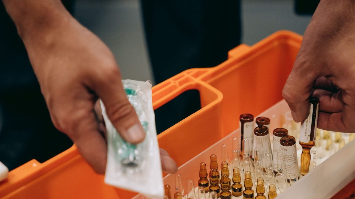 Fiole cu cefepimă scoase dintr-o trusă medicală