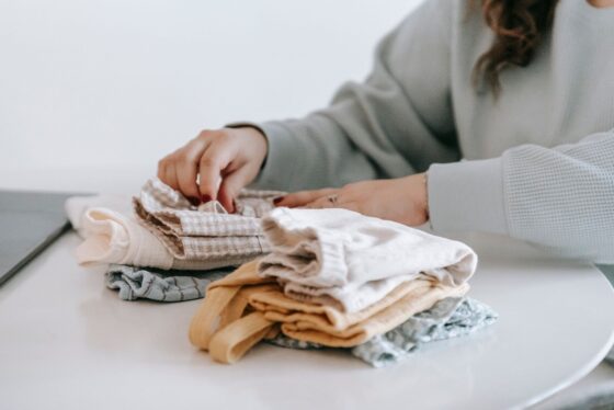Hainele de vară se păstrează spălate și în huse textile. Subsolul, podul și balconul trebuie evitate