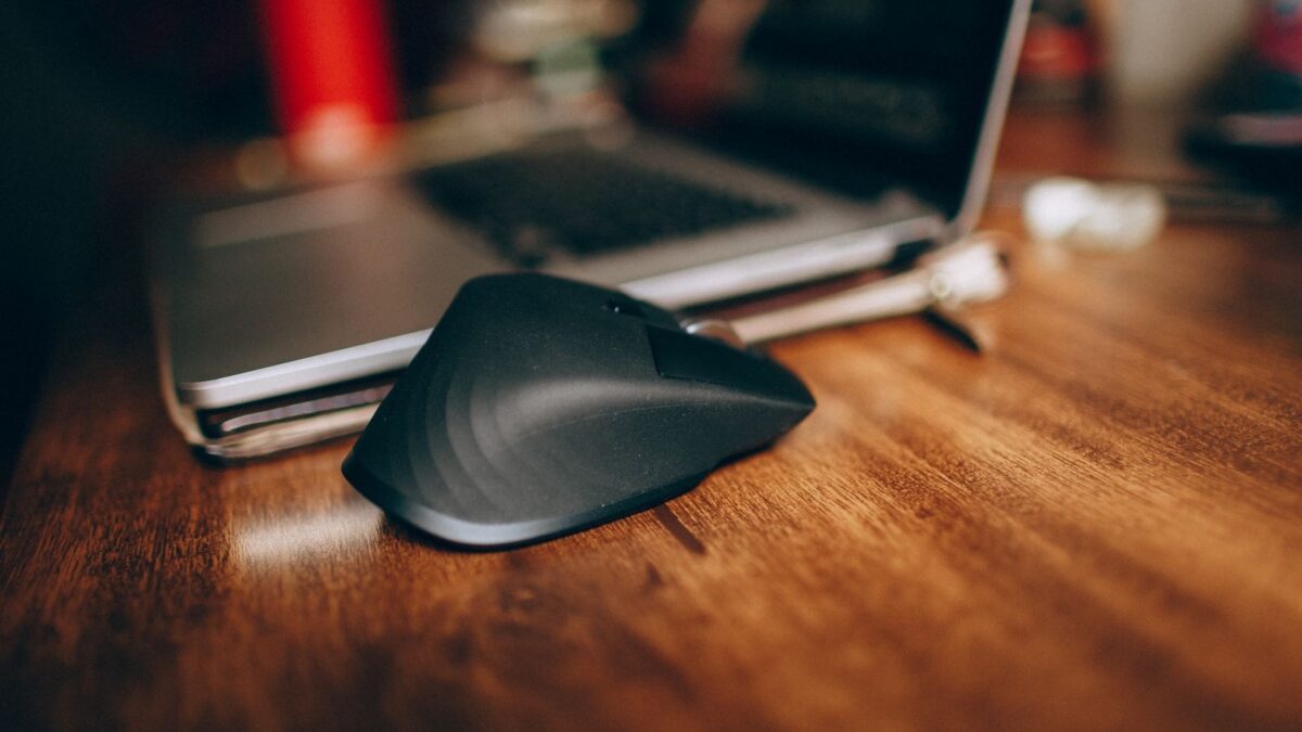 Laptop și mouse pe birou