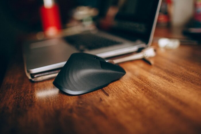 Laptop și mouse pe birou