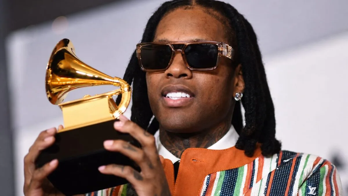 Lil Durk cu trofeul Grammy