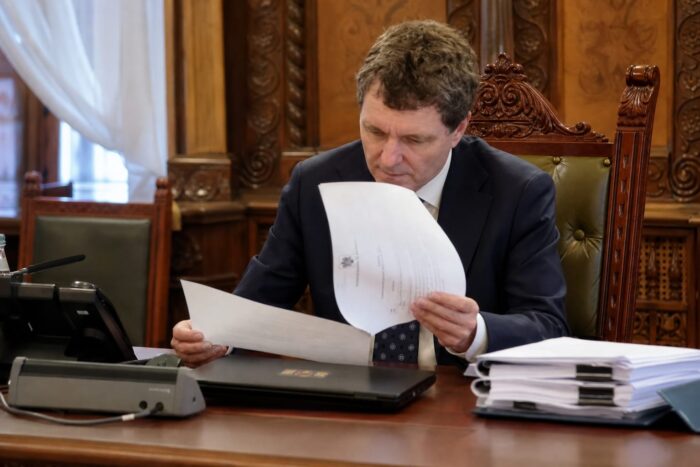 Desemnarea viitorului premier mută negocierile la Cotroceni, iar sprijinul partidelor parlamentare rămâne decisiv