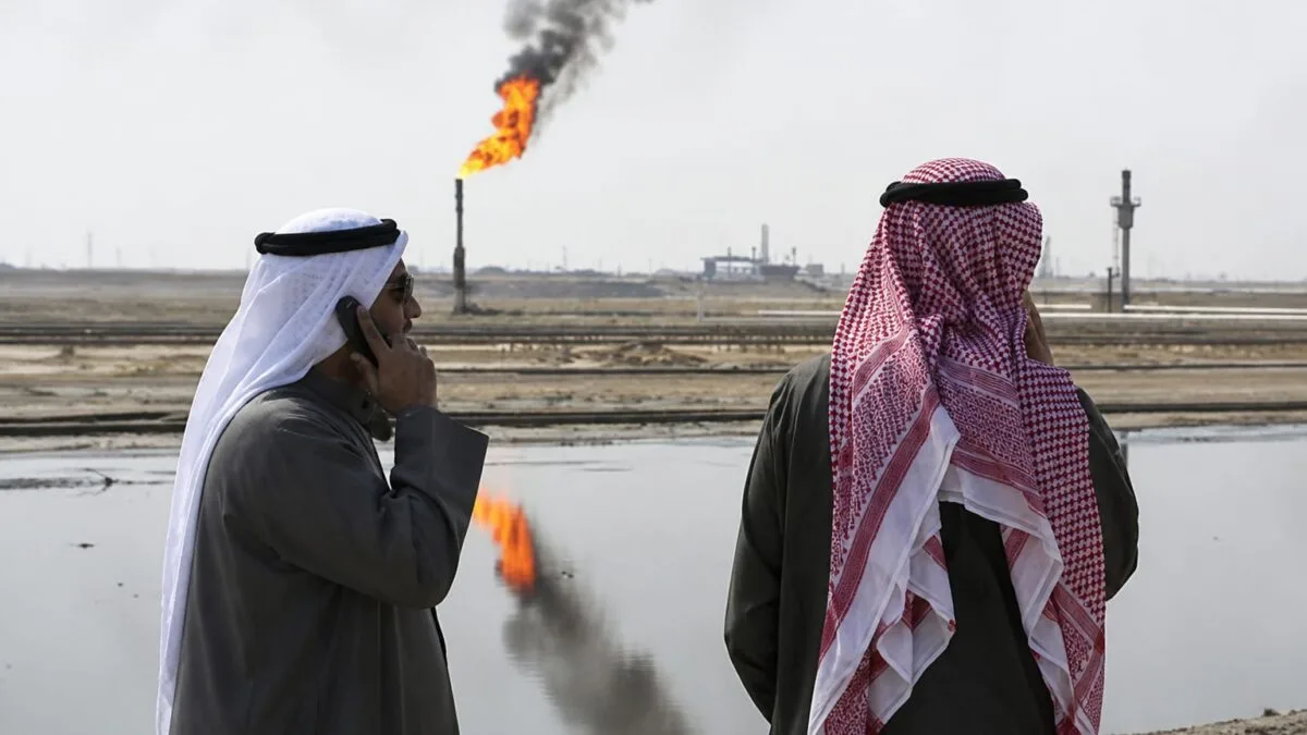 Doi bărbați arabi și petrolul Brent