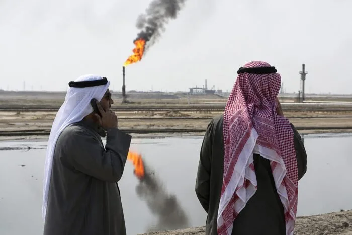 Doi bărbați arabi și petrolul Brent