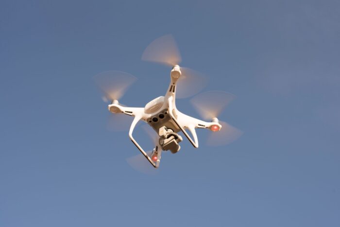 Dronă în zbor pe cer