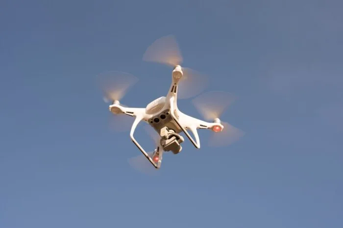 Dronă în zbor pe cer