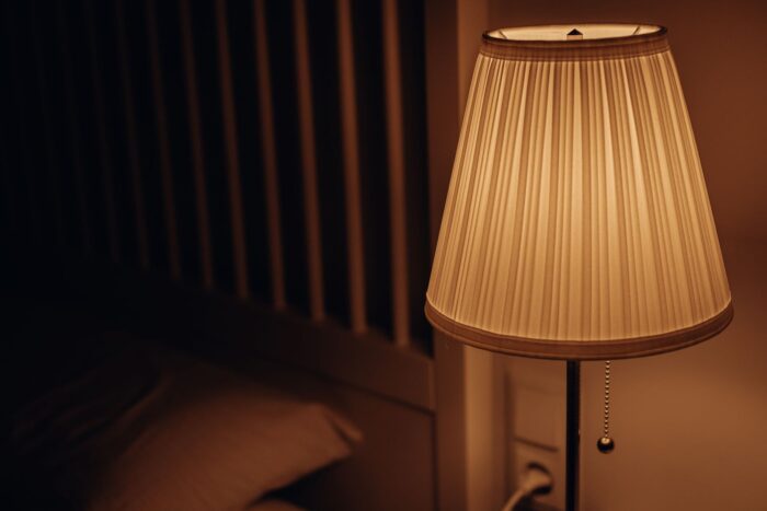 Lampa aprinsă prima noapte loc nou