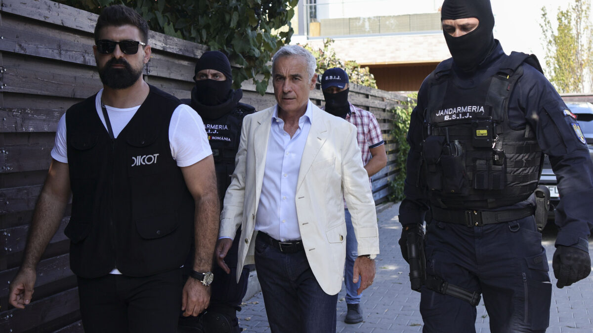 Escortat de forte mascate spre autospeciala