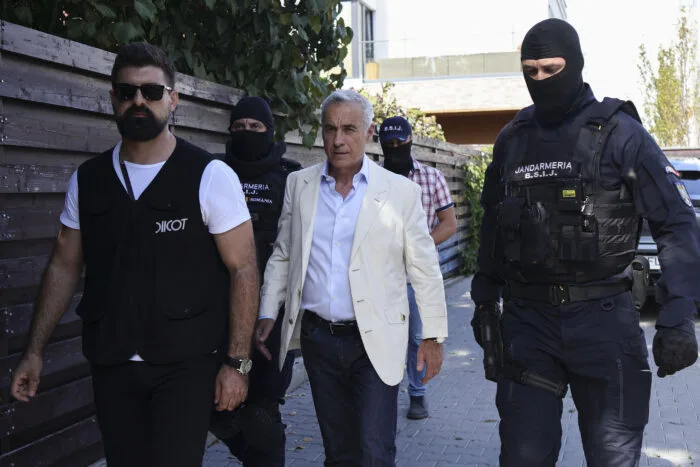 Escortat de forte mascate spre autospeciala
