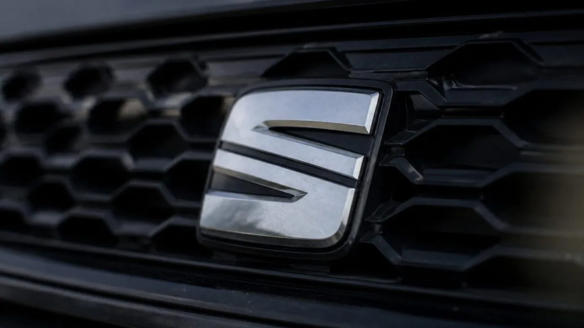 Sigla mărcii Seat pe grilă