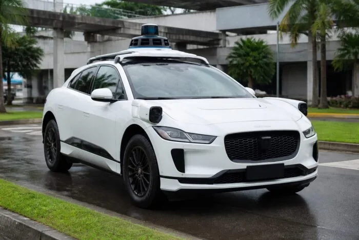 Automobil alb cu senzori autonomi
