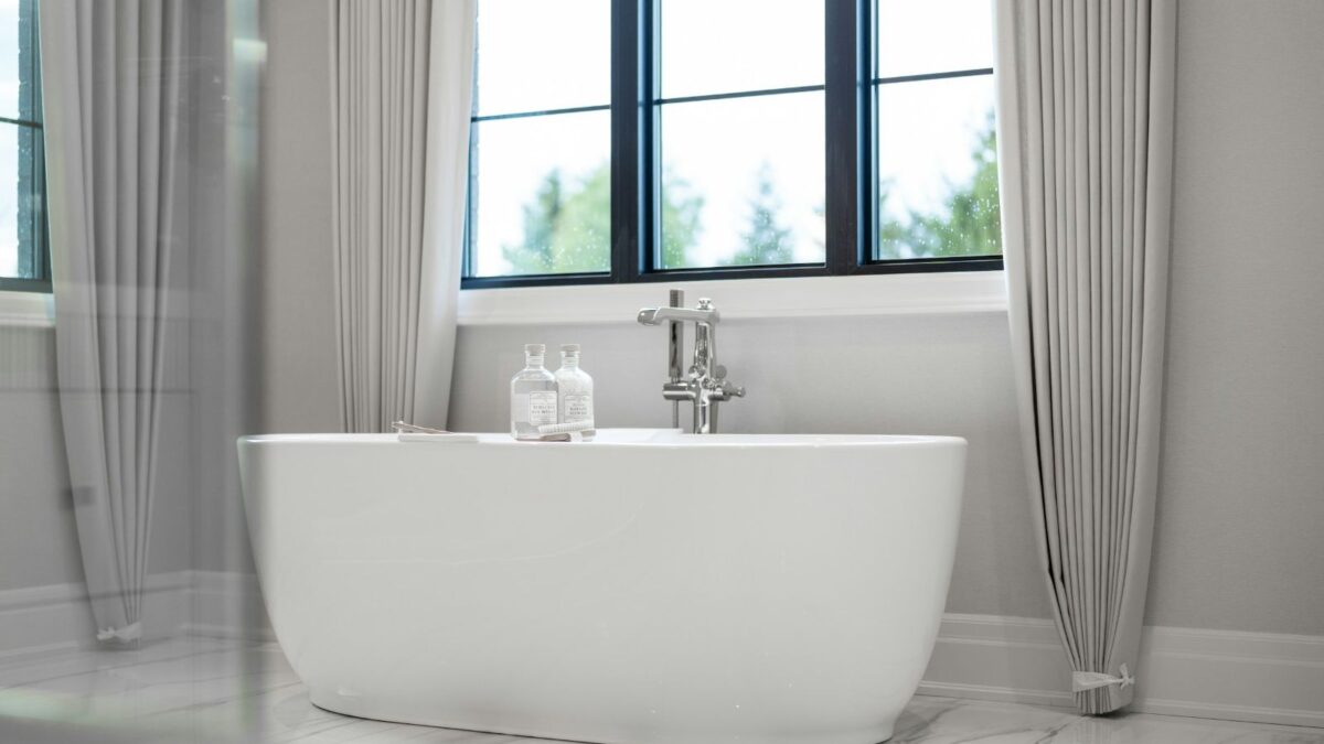 Trend alert: cada care fură toate privirile într-o baie modernă