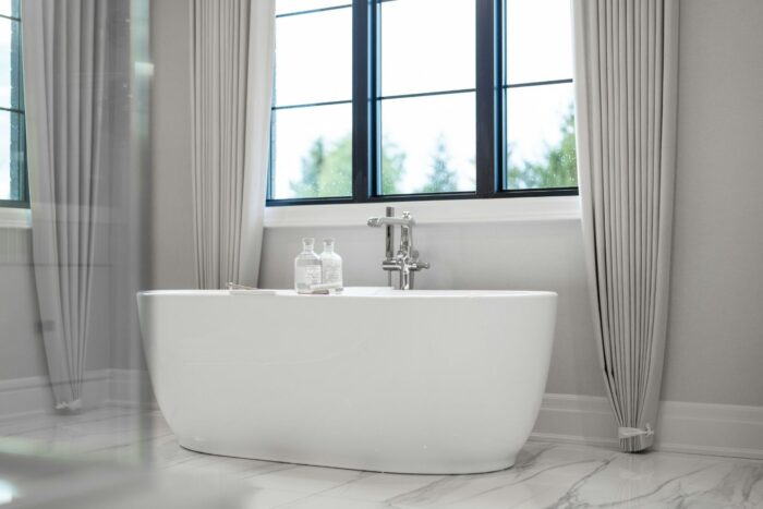 Trend alert: cada care fură toate privirile într-o baie modernă