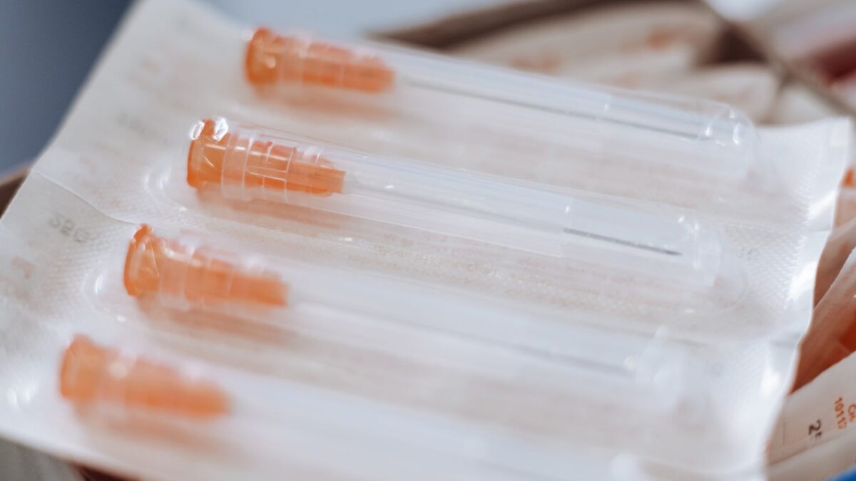 Seringi pregătite pentru vaccinarea copiilor