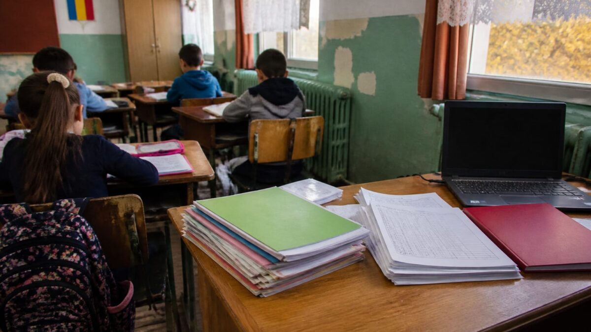 Elevi în clasă cu risc de abandon școlar