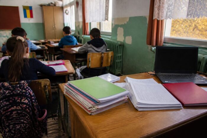 Elevi în clasă cu risc de abandon școlar