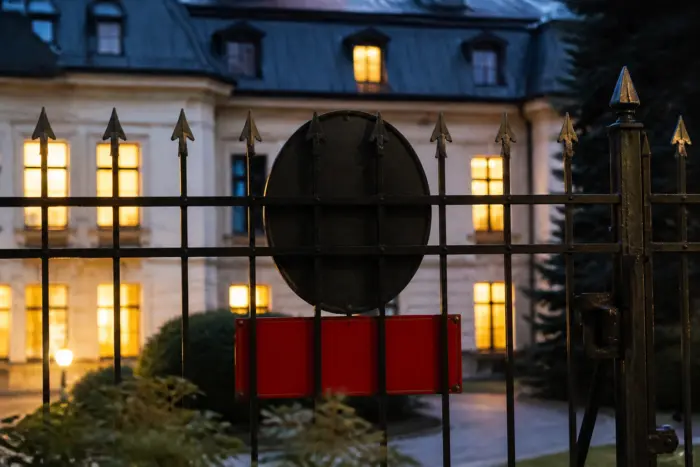 Angajații Tribunalului Constituțional din Polonia au primit ordine opuse. Unul declară liberă ziua ședinței judecătorilor
