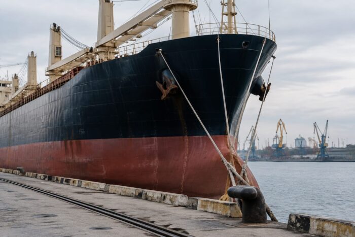 O navă comercială ancorată în port în așteptarea operațiunilor de descărcare