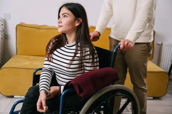 Asistent personal profesionist ajutând o persoană