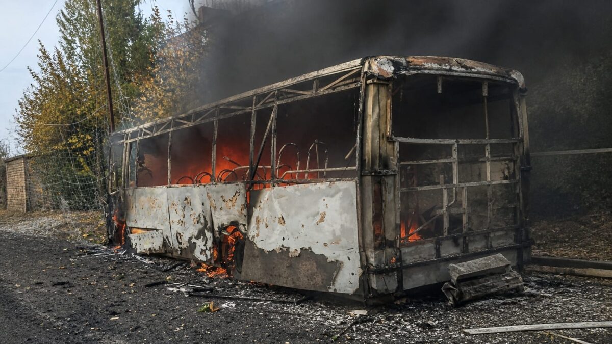 Autobuz distrus în urma atacului