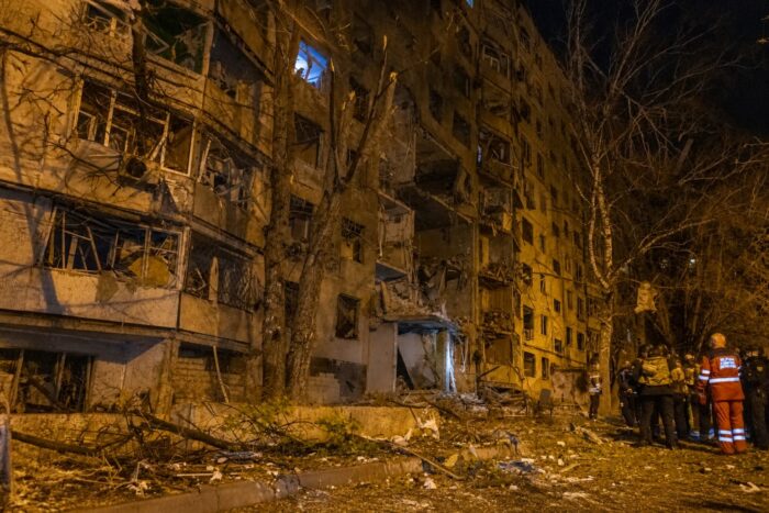 Clădire rezidențială grav avariată în urma unui atac nocturn cu rachete