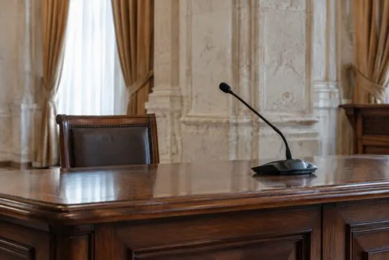 Președintele Tribunalului Constituțional din Polonia a fost oprit temporar din activitate. Nawrocki și-a întrerupt zborul spre Senegal